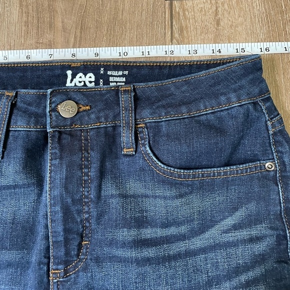 Lee Burmuda jean shorts ~ dark wash denim stretch ~ 9 in inseam women’s size 12M - Picture 8 of 13